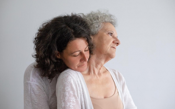 Estudos explicam por que o Alzheimer é mais frequente em mulheres