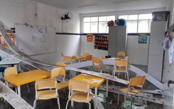 Forte chuva causa queda de forro em escola da Barra dos Coqueiros