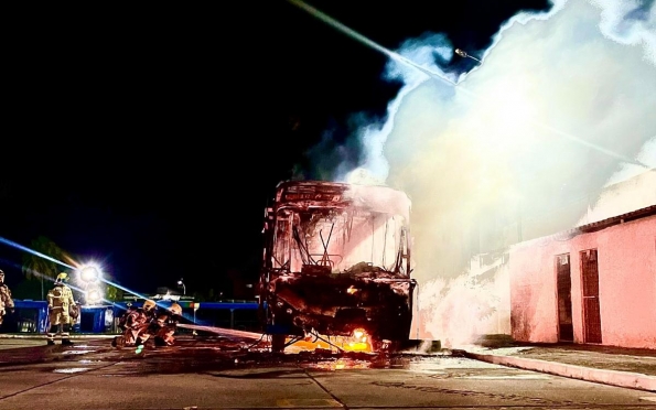 Vídeo: Incêndio atinge garagem de empresa de ônibus em Aracaju