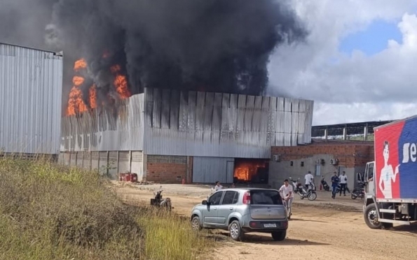 Vídeo: Incêndio destrói galpão de fábrica de móveis em Simão Dias 