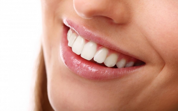 Dentes sensíveis e danos ao esmalte podem ser riscos gerados por facetas