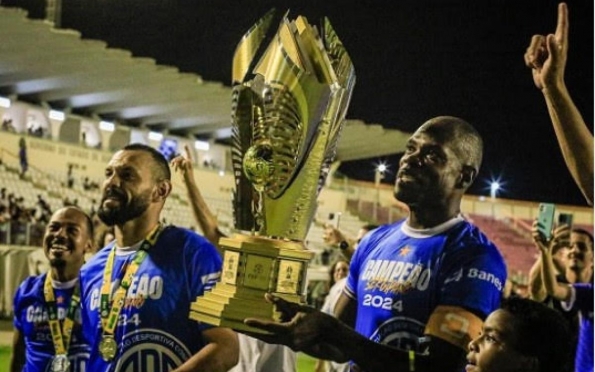 Taça do Campeonato Sergipano está em exposição no shopping RioMar