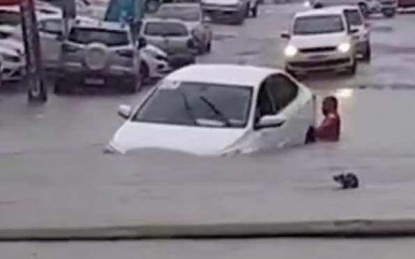 Vídeo: homem entra em alagamento para resgatar carro em Aracaju