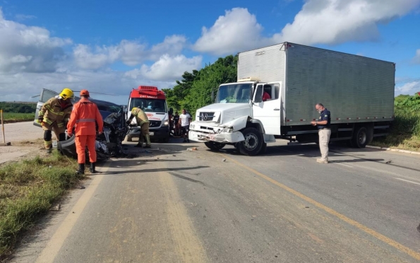 Acidente entre carro e caminhão deixa vítimas presas às ferragens na BR-101