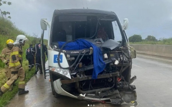 Acidente entre micro-ônibus e uma carreta na BR-101 deixa três feridos