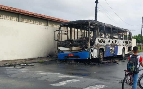 Incêndio atinge ônibus no Marcos Freire 2, em Nossa Senhora do Socorro (SE)