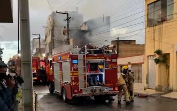 Incêndio destrói fábrica de estofados no Siqueira Campos