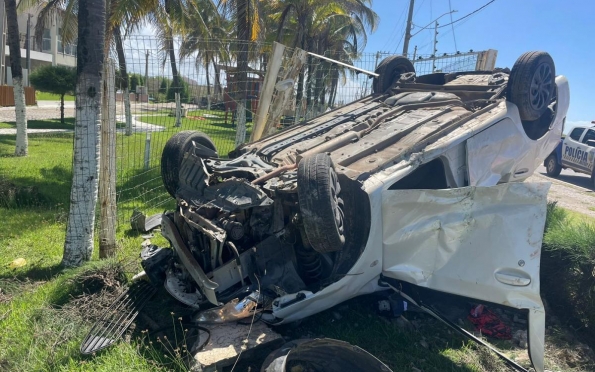 Motorista perde controle do carro e provoca colisão e capotamento na SE-100