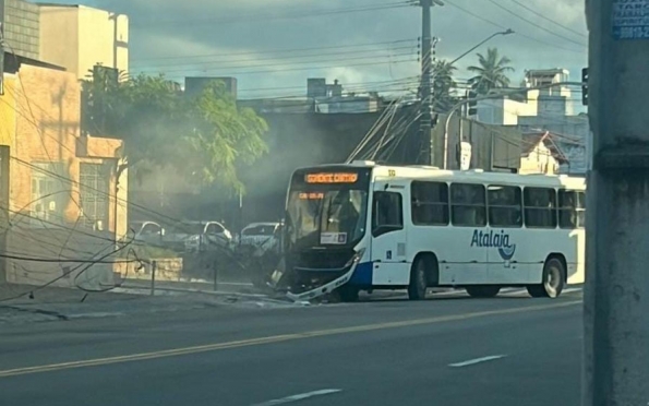 Ônibus coletivo bate em poste na Pedro Calazans, em Aracaju