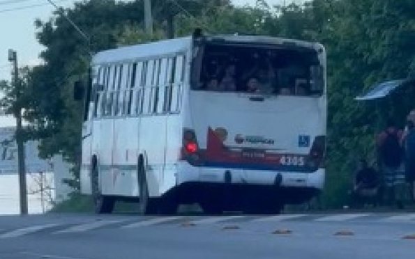 Vídeo: Ônibus da Tropical circula sem vidro traseiro em São Cristóvão