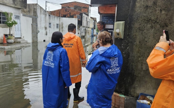 Prefeitura retira famílias do Largo da Aparecida, em Aracaju, como prevenção