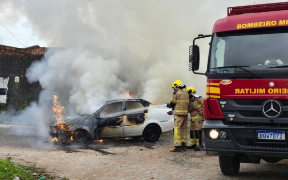 Vídeo: Bombeiros controlam incêndio em veículo em Nossa Senhora do Socorro