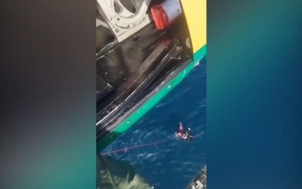 Vídeo: GTA resgata tripulantes de embarcação à deriva em Sergipe