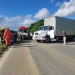 Acidente entre carro e caminhão deixa vítimas presas às ferragens na BR-101