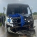 Acidente entre micro-ônibus e uma carreta na BR-101 deixa três feridos