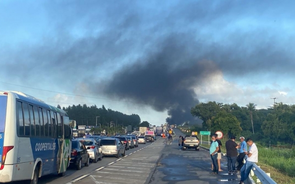  Manifestação fecha BR-101 em São Cristovão