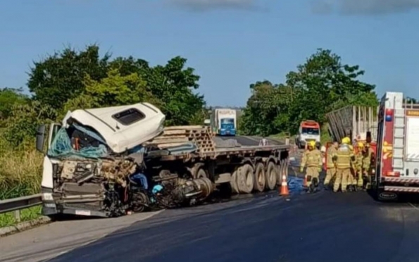 Vídeo: Acidente entre duas carretas deixa uma pessoa morta em Umbaúba