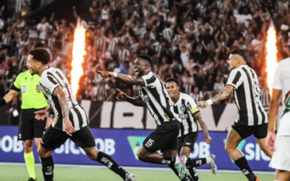 Botafogo derrota Fluminense e dorme na liderança do Brasileiro