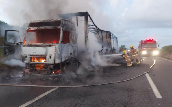 Carreta pega fogo e é consumida pelas chamas em Estância 