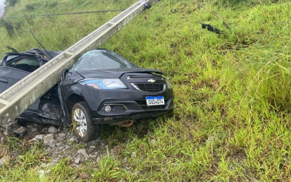 Carro bate em poste na SE-090 e motorista é levado ao hospital