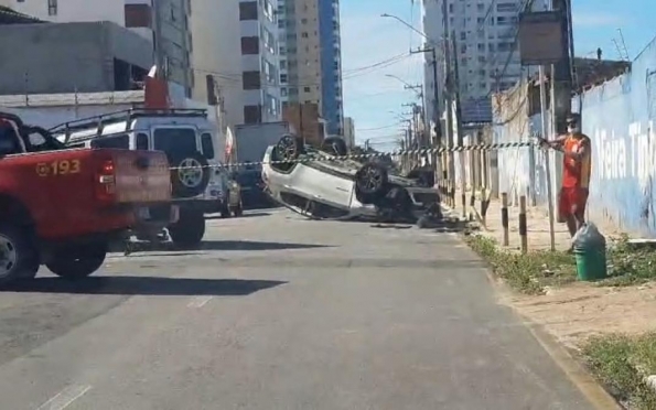 Carro do deputado Georgeo Passos capota no Bairro Atalaia