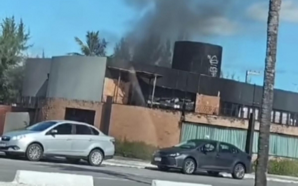 Incêndio atinge prédio de restaurante fechado na Orla de Atalaia