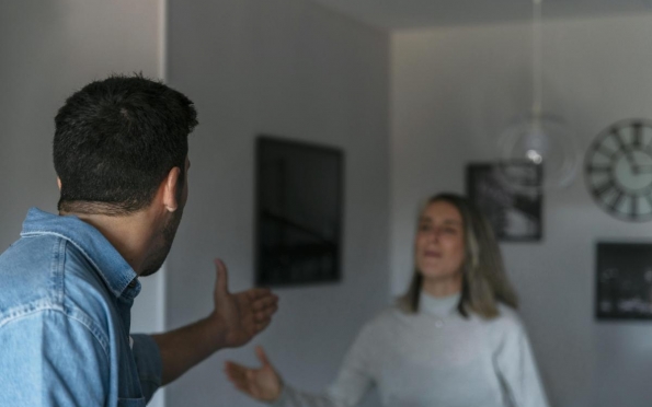 Mulher agride marido com mordidas e arranhões e o ameaça com faca