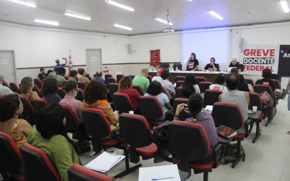 Professores da UFS decidem continuar greve em Sergipe