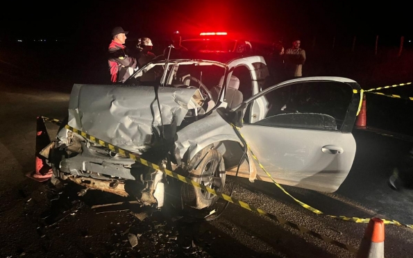 Uma pessoa morre e quatro ficam feridas em batida entre dois veículos