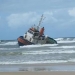 Embarcação com seis tripulantes encalha na praia do Abaís, em Estância 