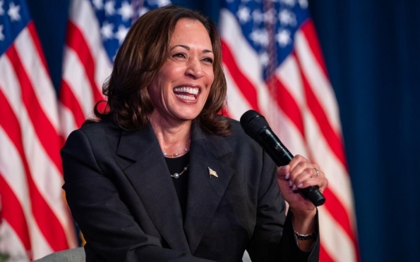 Após desistência de Biden, pesquisa aponta Kamala empatada com Trump