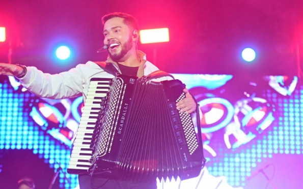 Danielzinho Júnior faz show de encerramento na Vila do Forró