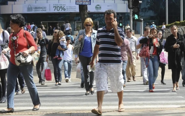 Desemprego cai para 6,9%, menor índice do trimestre desde 2014