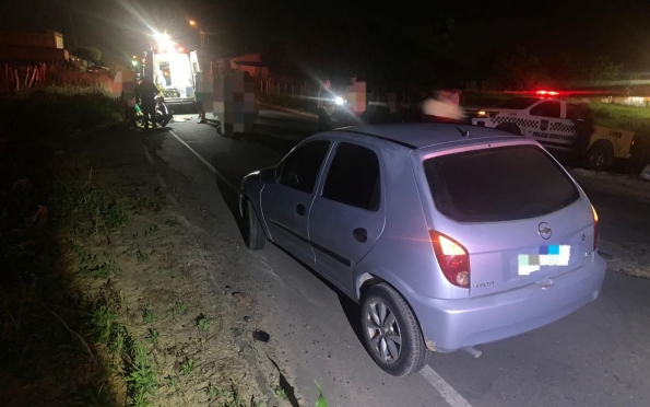 Duas pessoas são hospitalizadas após colisão entre carro e motoneta 