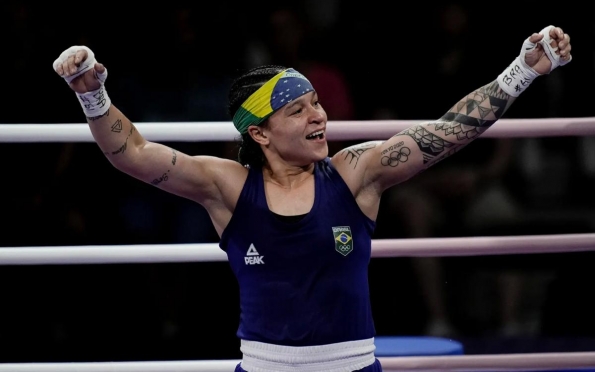 Medalhista olímpica, Bia Ferreira estreia com vitória tranquila em Paris