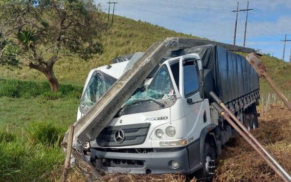 Vídeo: caminhão sai de pista e atinge poste em Riachuelo, sem feridos