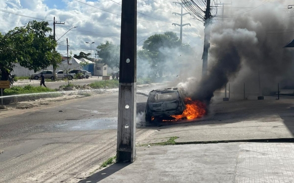 Vídeo: carro pega fogo na Avenida Visconde de Maracaju em Aracaju