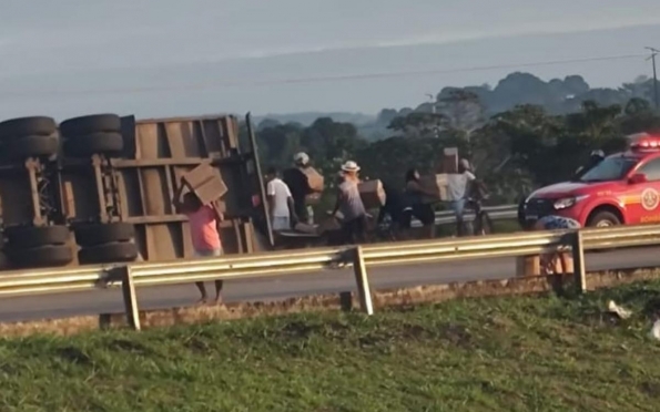 Carreta de biscoitos tomba e parte da carga é saqueada