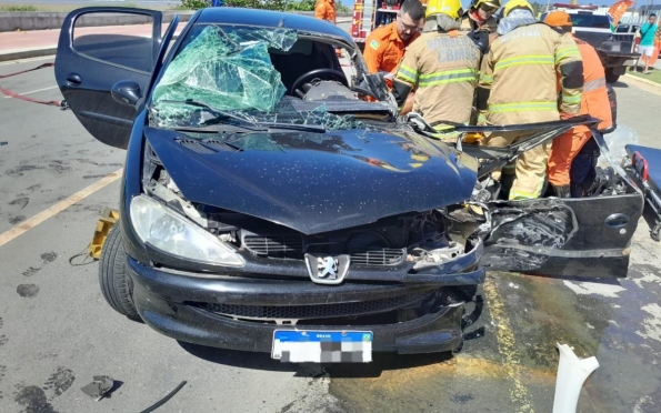 Colisão entre carro e caminhão deixa uma pessoa ferida em Aracaju