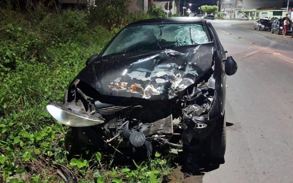 Duas pessoas são hospitalizadas após colisão entre carro e moto 