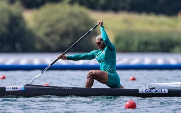 Isaquias Queiroz garante medalha de prata na canoagem C1 1000m