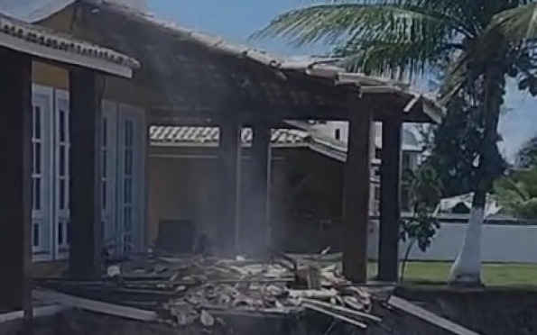 Vídeo: mar avança em residência na Praia do Saco, em Estância