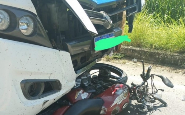 Vídeo: motociclista morre em colisão contra micro-ônibus em Riachuelo