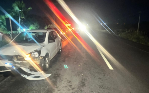 Mulher é hospitalizada após colisão entre carro e moto em Salgado