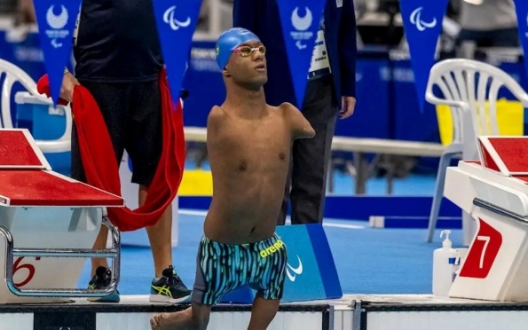 Nadador Gabriel Araújo conquista 1º ouro do Brasil na Paralimpíada