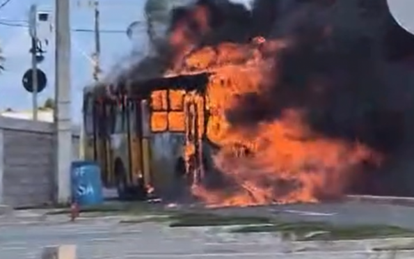 Vídeo: ônibus pega fogo na Zona de Expansão, em Aracaju