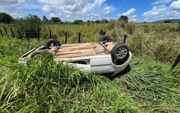 Passageiro é hospitalizado após capotamento em Itabaiana