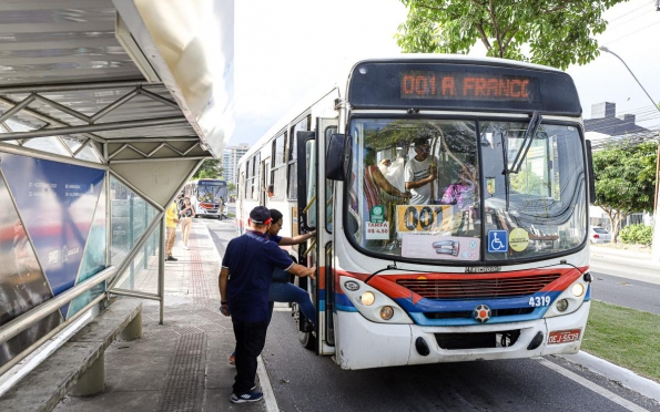 Passageiro é preso após quebrar janela de ônibus em Aracaju