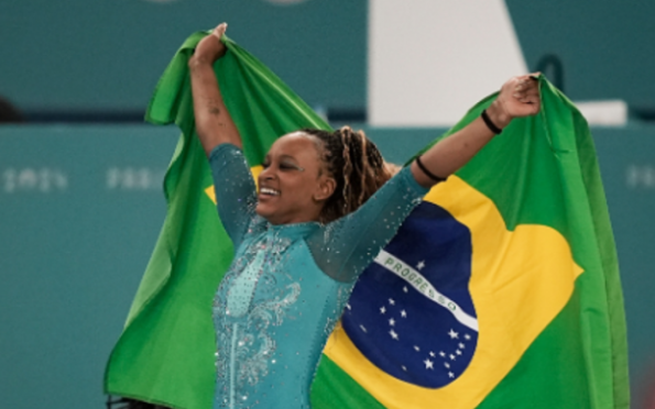 Rebeca é ouro no solo e vira maior medalhista olímpica do Brasil