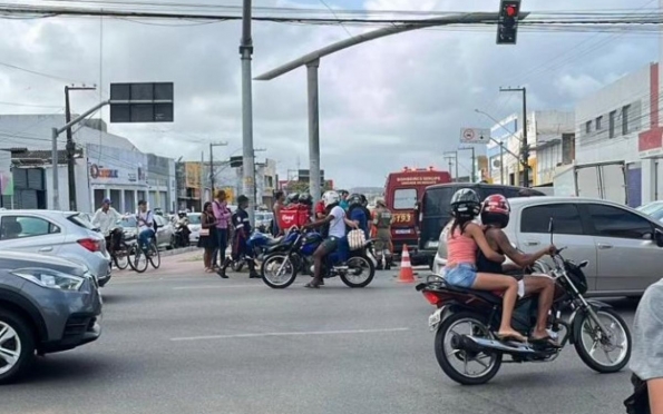 Acidente envolvendo carro e moto deixa duas pessoas feridas em Aracaju